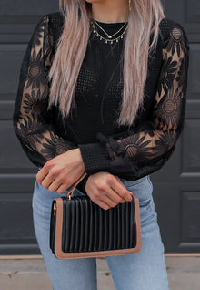 Pullover mit Blumenärmeln | Strukturstrick | Femininer Look – Schwarz