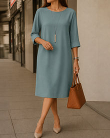 Huguette – Etuikleid mit Rundhalsausschnitt und Taschen – Hellblau