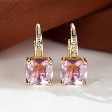 Goldene Ohrringe mit mystischem Steinkreis – Pink-Saphir