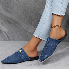 Mules im Denim-Look | Spitz zulaufend | Metallknopf-Detail – Blau