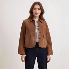 Kurze Wildlederjacke mit Fronttaschen für Damen - Alenor – Braun
