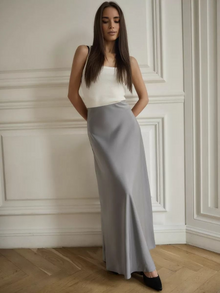 Andrina - Langer Rock aus Satin mit Fishtail-Schnitt – Hellgrau