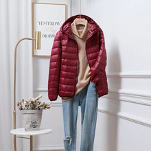 Gudrun | Damen Winterjacke mit Kapuze und Reißverschluss – Burgund