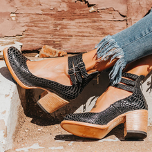 CAMILLE | Pumps mit Riemen — bequemer Blockabsatz – Schwarze Schlange