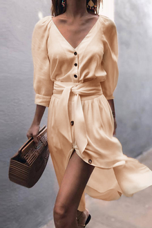 Yasmina® | Elegantes A-Linien-Kleid mit V-Ausschnitt und Gürtel – Aprikose