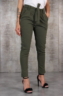 Damen nan taillierte Paperbag-Hose mit Bindegürtel und schmalem Bein Drune – Grün