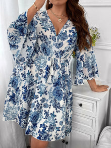 Geblümtes |  Kleid mit Gürtel, Trompetenärmeln und überlappendem Kragen – Blau-Weiß