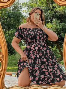 Kleid | mit Blumenmuster, Rüschen und Volants – Schwarz
