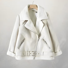 Alva - Stilvolle Leder-Bikerjacke mit Polokragen und Gürtel – Weiß