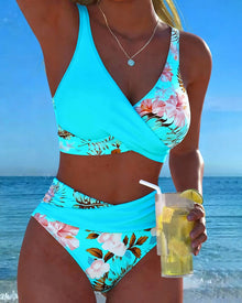 Bikini mit Blumenmuster, markantem Kontrast und verführerischem Seitenschlitz – Blau