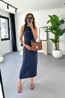 Zeitloses Midikleid | Elegante Schlichtheit & schmeichelnde Silhouette | Sommerliche Leichtigkeit – Marineblau