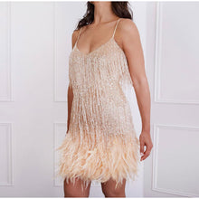 Mara - Ein schickes Cocktailkleid, verziert mit Federn – Rosegold