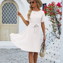 Mori - Elegantes Plissee Midikleid Bindegürtel Klassisch – Weiß