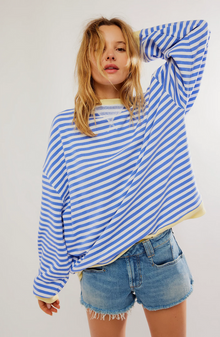 Lässiges gestreiftes Damen-Sweatshirt mit kontrastierenden Akzenten – Hellblau