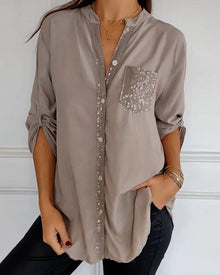 Amelia - Schicke Bluse mit Knopfleiste und Paillettenbesatz für Damen | Elegante Langarmbluse mit Paillettentasche – Khaki