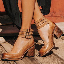CAMILLE | Pumps mit Riemen — bequemer Blockabsatz – Braun