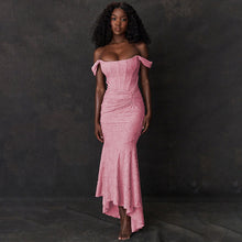 Schulterfreies Spitzen-Abendkleid mit figurbetonter Passform – Rosa