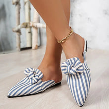 Mules mit Schleife | Spitz zulaufend | Feines Streifenmuster – Blau