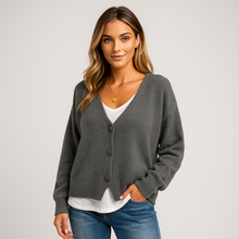 Kurze Damenstrickjacke aus weichem Strick - Noor – Grau
