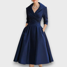 Lina – Satiniertes Midikleid – Marineblau