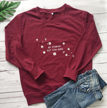 Damen Sweatshirt mit inspirierender Botschaft und floralem Design – Weinrot