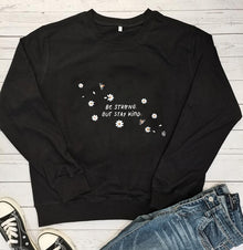 Damen Sweatshirt mit inspirierender Botschaft und floralem Design – Schwarz