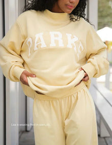 Damen Varsity Sweatshirt – Pastellgelb mit Weißen Buchstaben