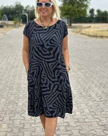 Nelia | Sommerkleid mit Rundhalsausschnitt und schönem Print – Schwarz