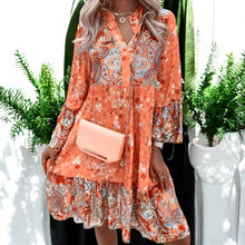 Kleid mit V-Ausschnitt | Stufenrock | Floraler Print – Orange