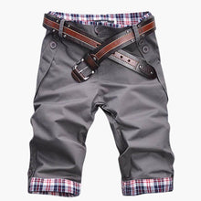 Herren Baumwollshorts mit Gürtel und Karoaufschlägen knielang – Grau