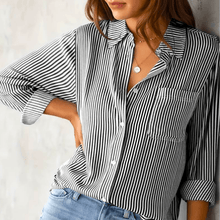 Bluse mit Streifenmuster | Brusttasche | Klassischer Kragen – Schwarz