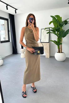 Zeitloses Midikleid | Elegante Schlichtheit & schmeichelnde Silhouette | Sommerliche Leichtigkeit – Braun