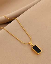 Colton | Halskette mit rechteckigem Anhänger in Gold & Schwarz – Gold