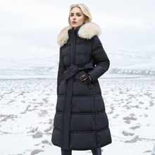 Karin | Damen Schicker Steppmantel mit Gürtel und Kapuze – Schwarz mit Beigefarbenem Kragenfutter