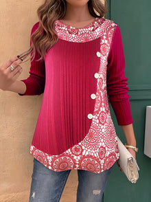 Lucynda – Geripptes Langarm Oberteil mit Print und Knopfdetails – Rot