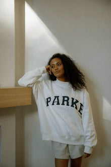 Damen Varsity Sweatshirt – Weiß mit Marineblauen Buchstaben