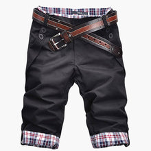 Herren Baumwollshorts mit Gürtel und Karoaufschlägen knielang – Schwarz