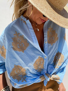 Meghan - Elegantes Besticktes Hemd mit Knopfleiste – Blau