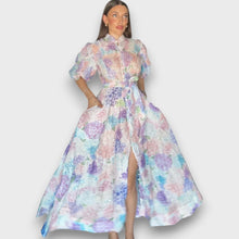 Celindra – Maxi-Kleid mit floraler Struktur und Bindegürtel – Violett