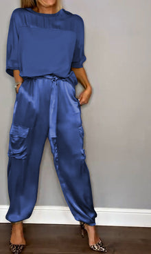 Luxus | Zweiteiliger Halbarmanzug aus glattem Satin, der Ihre innere Diva zum Vorschein bringt – Blau