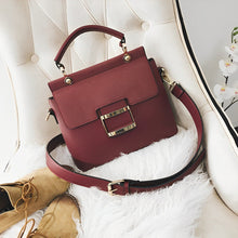 Elegante Handtasche | Zweifarbiger Look | Statement-Schnalle – Burgunderrot