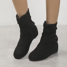 Belynda – Lockere Stiefeletten mit Keilabsatz und Schnallenriemen – Schwarz