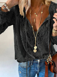 Shirley - Langärmlige Bluse mit Spitzendetails – Schwarz