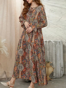 Elegantes Paisley Traum Boho Maxikleid mit Krawattenfront – Gemischte Farbe
