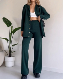 Strick-Set in Rippoptik | Hemdjacke mit Knöpfen | Weite Hose – Dunkelgrün