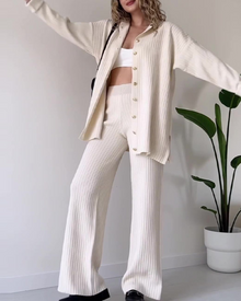 Strick-Set in Rippoptik | Hemdjacke mit Knöpfen | Weite Hose – Beige
