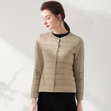 Valery - Leichte, kragenlose, schlankmachende Daunenjacke für Frauen – Khaki