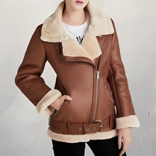 Alva - Stilvolle Leder-Bikerjacke mit Polokragen und Gürtel – Braun
