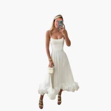 Elegantes fließendes Kleid für Frauen - mit Rüschen am Saum – Weiß