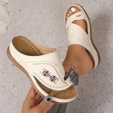 Jacky – Sandalen Mit Keilabsatz Und Bestickter Zehenschlaufe – Weiß